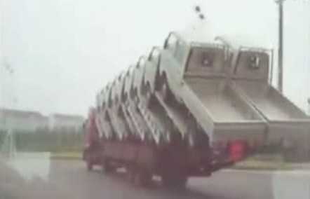 Ôtô chở 18 chiếc xe tải