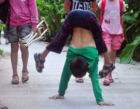 Cậu học trò ‘trồng cây chuối’ đến trường