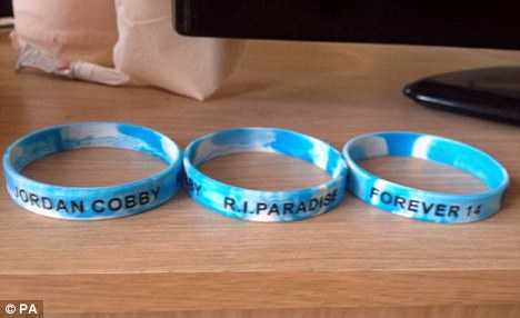 Đeo vòng tay tưởng nhớ bạn, học sinh bị cấm đến trường