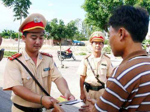 Một CSGT nhiều lần trả lại tiền cho người đánh rơi