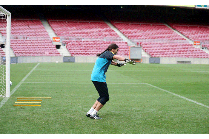 Chán thổi còi giả, thủ môn Barca hóa thân bọ cạp