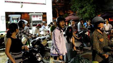 Đổ xăng xong, hàng trăm xe chết máy