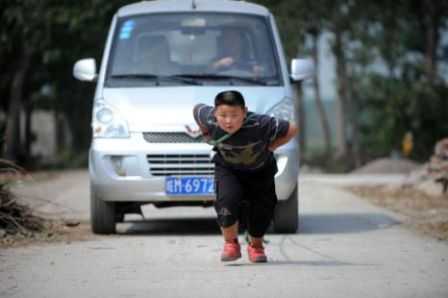 Cậu bé 7 tuổi kéo ôtô nặng gần 2 tấn