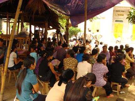 Bốc thuốc tùm lum, 'lang vườn' lừa phụ nữ hiếm muộn