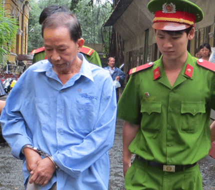 Ông dượng lãnh án tù sau khi xem phim đồi trụy