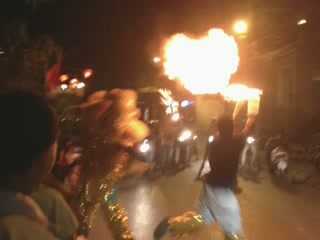 Sôi động màn múa lân phun lửa xin tiền trên phố đêm