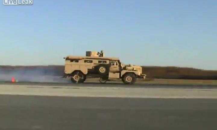 Phanh gấp, ô tô rơi bánh ra ngoài