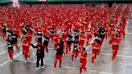 Clip 1.000 tù nhân cover hit 'Gangnam Style'