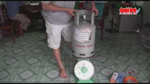 Bắt quả tang bán gas 'rút ruột'