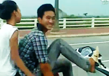 Xử nặng 'quái xế’ lái xe máy một chân chở bạn gái