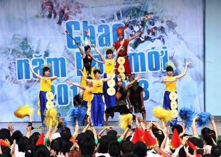 Khai giảng 'độc' với nhảy hiphop, trình diễn thời trang