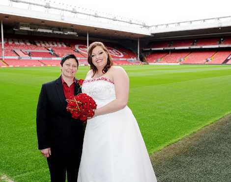 Cặp đôi đồng tính tổ chức đám cưới trên sân Anfield