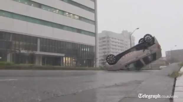 Bão lớn thổi bay ô tô ở Nhật Bản