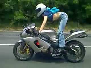 Bóng hồng biểu diễn trên xa lộ