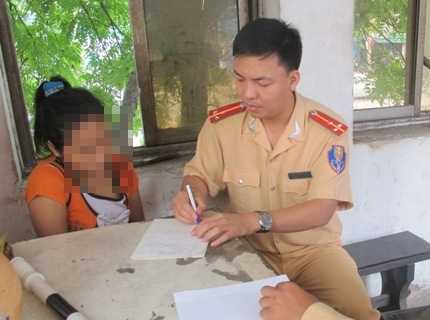 Hà Nội: CSGT giải cứu thiếu nữ nhảy cầu quyên sinh