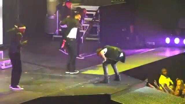 Justin Bieber nôn ngay trên sân khấu, lộ hát nhép