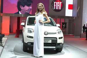 Người phụ nữ đẹp nhất Italia 'cưng' xế nhỏ Fiat Panda