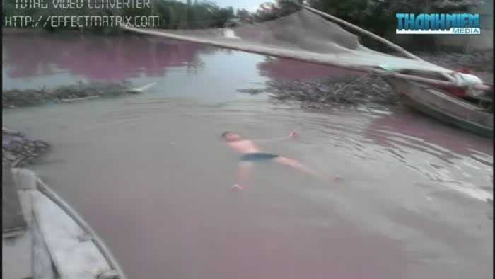 Xôn xao cậu bé tự nổi trên mặt nước ở Long An