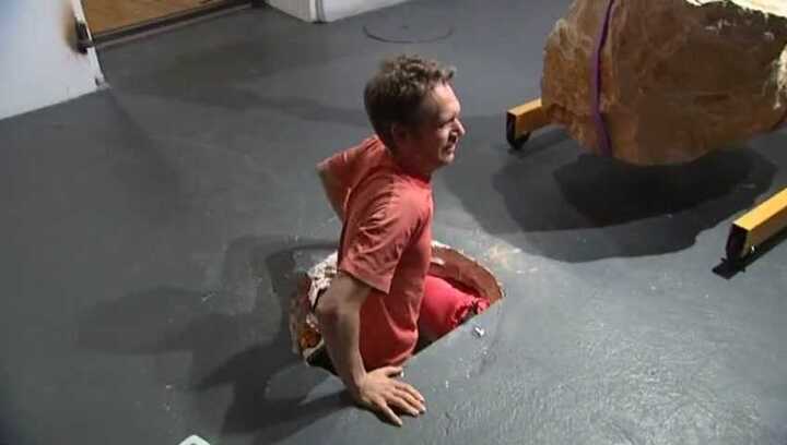 Tự chôn mình dưới hố 7 ngày để… đọc sách