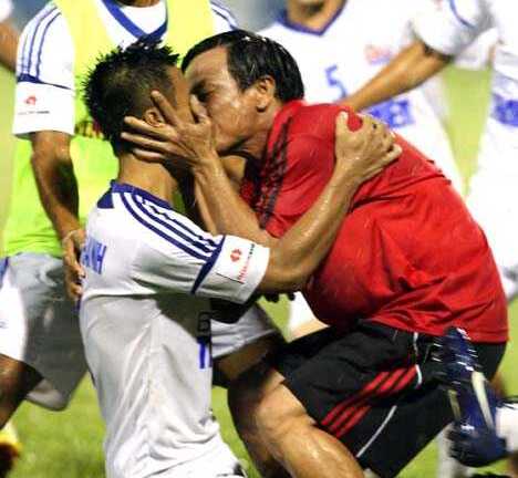 Chiều nay, SLNA phá nụ hôn Việt làm rung rinh thế giới