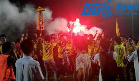 Fan SLNA phát cuồng với pháo sáng &cúp vô địch