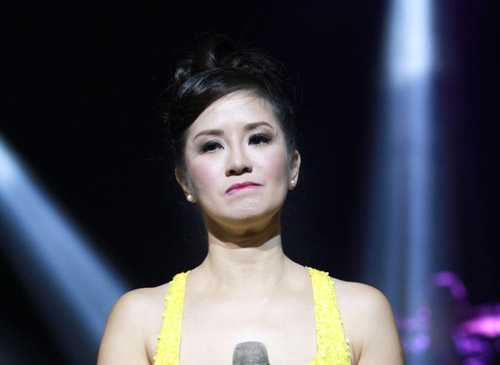 Hồng Nhung khóc tràn hạnh phúc giữa trời thu Hà Nội