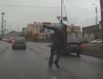 Đi bộ sang đường kiểu... đánh đố