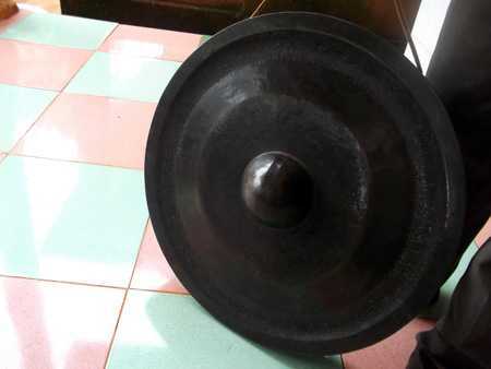 Chồng lấy trộm chiêng quý, vợ tố với công an