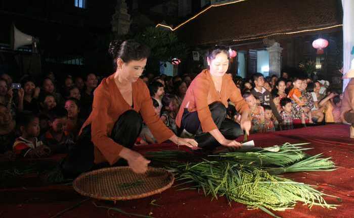 Sinh viên Kinh tế quảng bá cốm Mễ Trì độc đáo