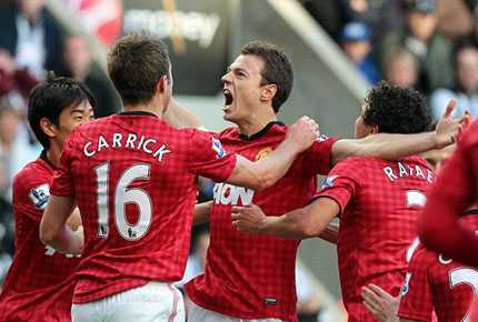 Sao trẻ lập siêu phẩm, MU đi dạo trước Newcastle