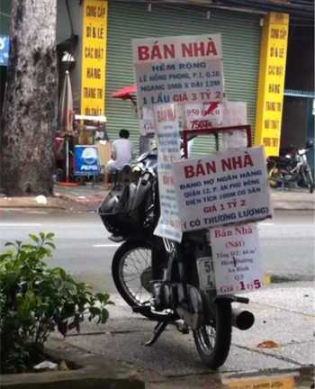 Nhà tiền tỷ rong ruổi rao bán trên xe máy