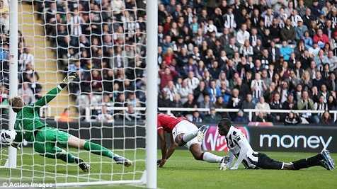 Video: Trọng tài và De Gea 'cứu' MU như thế nào?