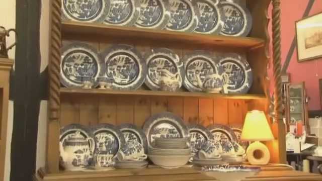 Vương phi Thái Lan 'vét sạch' đồ cổ ở làng Anh