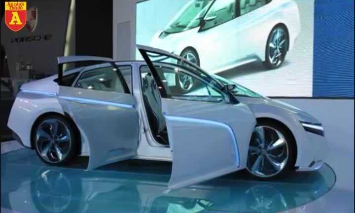 Ô tô lạ tại VN: Không vô-lăng, không đèn pha