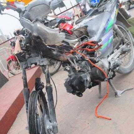 Hà Nội: Xe máy bốc cháy dữ dội trên cầu Chương Dương