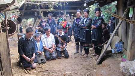 Lạ lùng đám ma vui như hội của người Mông đen