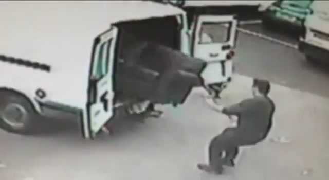 Cười té ghế với hai tên trộm ngớ ngẩn