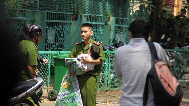 Cả trăm cảnh sát khống chế kẻ vào trường bắt cóc trẻ