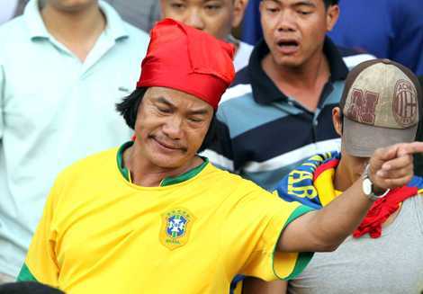 Người thổi hồn cho sân cỏ Việt: Những nhịp trống có ma