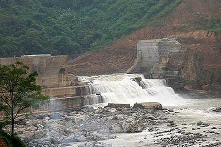 Vỡ đập thuỷ điện, Bí thư huyện bị cấm vào kiểm tra