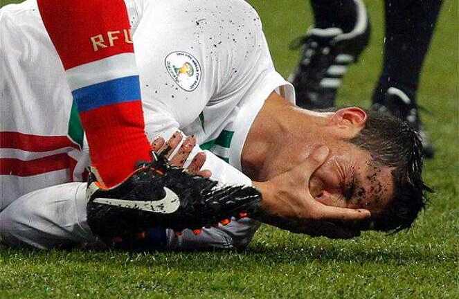 'Gấu Nga' quật ngã Ronaldo và đồng đội