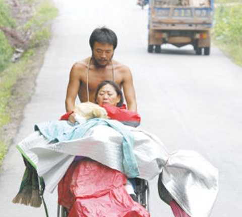 Cảm động con đẩy xe 3.000km đưa mẹ đi du lịch