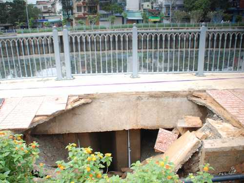 Đi tập thể dục bị rơi xuống 'hố tử thần'