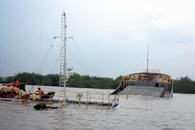 Tàu cá bị đâm chìm, 5 người kẹt trong cabin