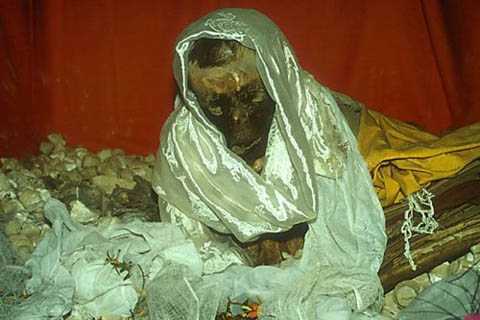 Xác chết ngồi 600 năm không phân hủy