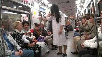 Xõa tóc, mặc đồ ngủ gây khiếp đảm khắp nơi