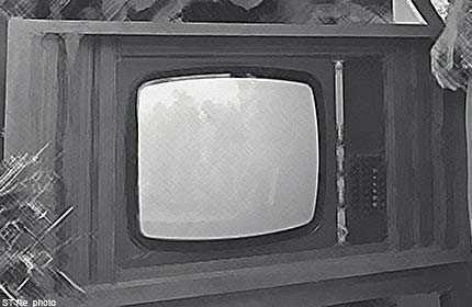 Ti vi đổ, bé hai tuổi tử vong