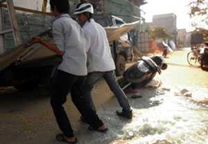 Đi trên đường bị kính rơi đè trọng thương