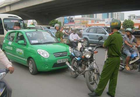 Taxi 'điên' bỏ chạy, hất cảnh sát lên nắp capô