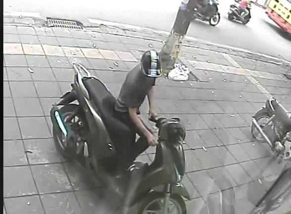 Video tên trộm loay hoay cuỗm xe SH